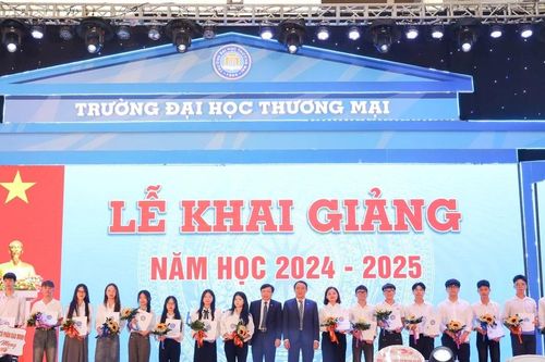 Trường Đại học Thương mại phát động ủng hộ lũ lụt trong lễ khai giảng
