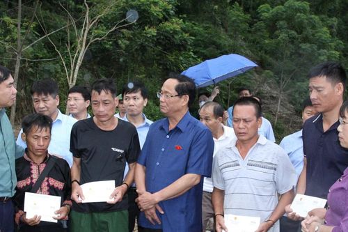 Phó Chủ tịch Quốc hội, Thượng tướng Trần Quang Phương thăm đồng bào bị thiệt hại do mưa lũ tại Điện Biên