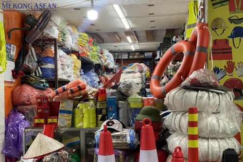 Hà Nội: Áo phao, ủng cao su 'cháy hàng' sau bão Yagi