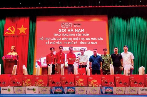 Central Retail chung tay sẻ chia 10.000 suất quà đến tay người dân vùng lũ