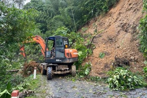 Nhiều doanh nghiệp vận tải tạm dừng hoạt động do ngập lụt