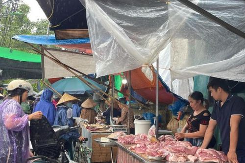 Cận cảnh chợ Hà Nội những ngày mưa lũ: Nguồn cung, giá cả ra sao?