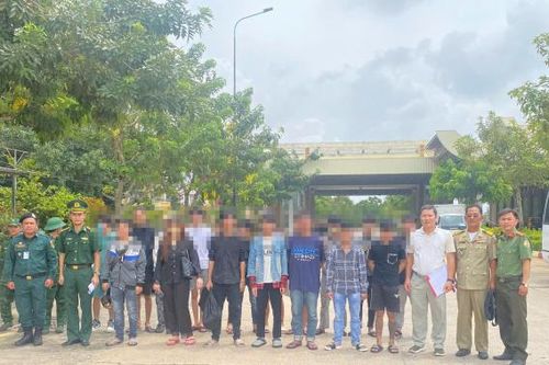 Tiếp nhận 18 công dân bị lừa 'việc nhẹ, lương cao' giải cứu ở Campuchia