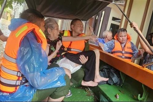 Công an Bắc Giang tiếp tục di dân các huyện bị tràn, vỡ đê bối đến nơi an toàn