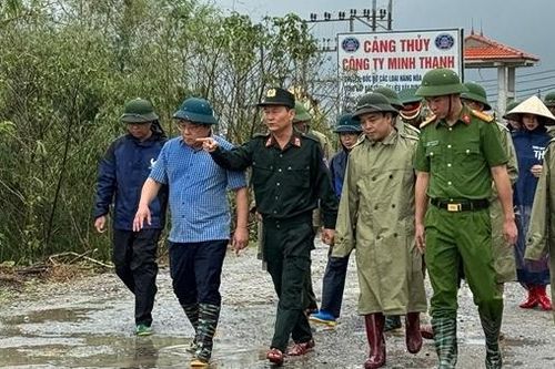 3 con làm ăn xa, mẹ mắc kẹt trong tường nhà đổ sập được Công an Hải Dương cứu thoát nạn