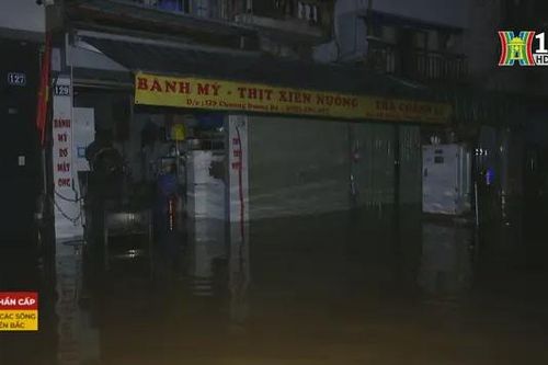 Di dời dân khỏi vùng ngập lụt ven sông Hồng