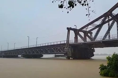 Hà Nội đang mưa như trút, nước sông lên cao
