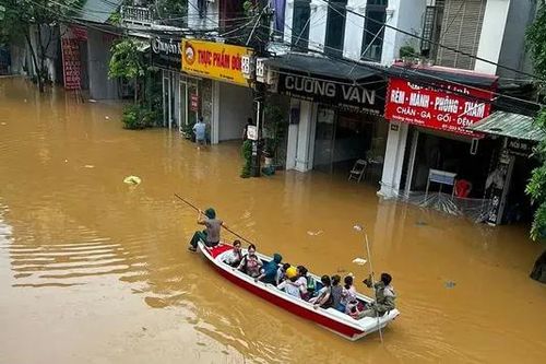 Thanh niên Hà Nội hỗ trợ các địa phương ngập lụt
