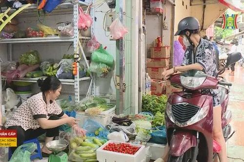 Tiểu thương và người tiêu dùng chia sẻ khó khăn ngày mưa lũ
