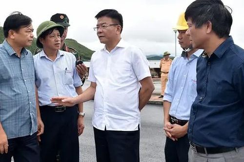 Phó Thủ tướng thị sát tình hình hồ thủy điện Thác Bà
