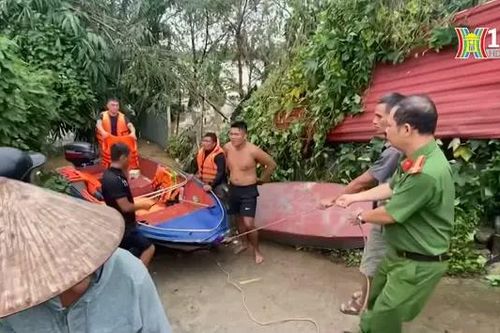 Công an Hà Nội căng mình giúp dân trong lũ
