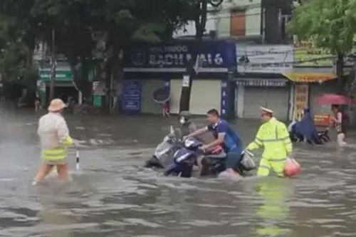 Di chuyển khó khăn trên những con đường ngập