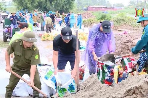 Ứng trực đảm bảo an toàn cho các tuyến đê
