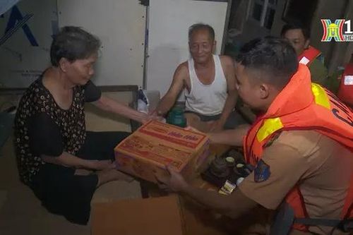 Công an Hà Nội lăn xả giúp dân trong mưa lũ