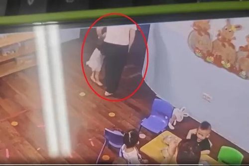 Bé 13 tháng tuổi gãy chân, tạm đình chỉ nhóm lớp mầm non
