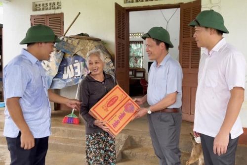 Phó Chủ tịch HĐND tỉnh Nông Thanh Tùng kiểm tra tình hình thiệt hại do mưa lũ tại huyện Hòa An