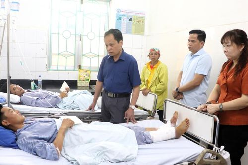Phó Chủ tịch HĐND tỉnh Nông Thanh Tùng thăm, động viên nạn nhân vụ sạt lở đất điều trị tại Bệnh viện Đa khoa tỉnh