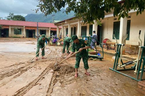 Bộ đội Biên phòng Cao Bằng giúp nhân dân khắc phục hậu quả mưa bão