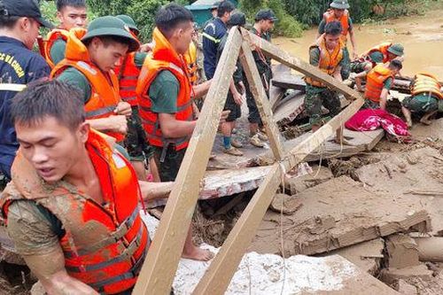 300 cán bộ chiến sĩ Quân khu 2 tích cực tìm kiếm người mất tích vụ lũ quét ở làng Nủ, Lào Cai