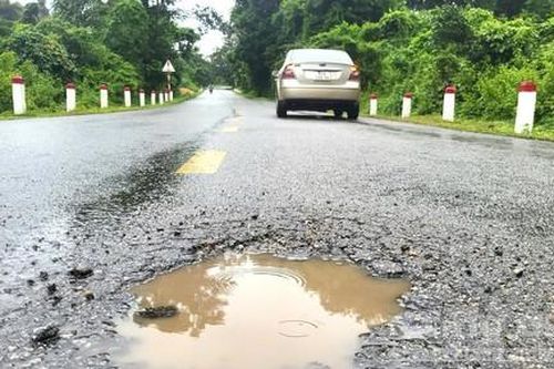 Mới được sửa chữa, Quốc lộ 14C lại xuất hiện nhiều ổ gà