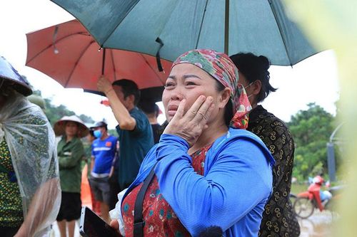 Lũ quét cuốn phăng thôn Làng Nủ: 'Em tìm thấy thi thể mẹ, nhưng chỉ có phần trên cơ thể...'