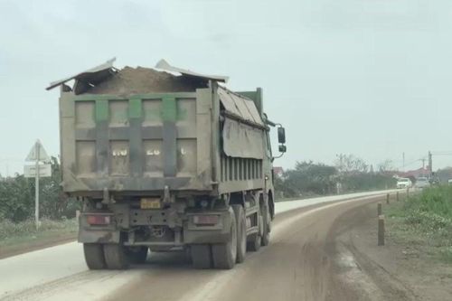 Xe tải xả vật liệu ra đường có bị phạt?