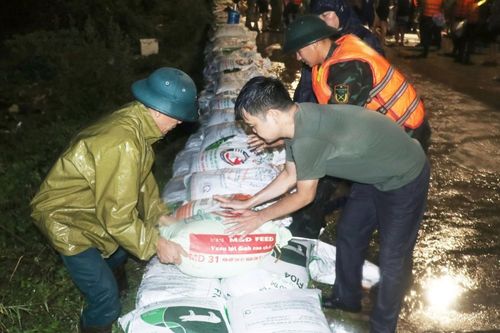 Đê bối ở Bắc Giang bị tràn 30 m, khẩn cấp di dời gần 500 hộ dân trong đêm