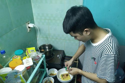 Hà Nội mưa lũ, sinh viên ăn mì tôm cầm cự, ốm để 'tự khỏi'