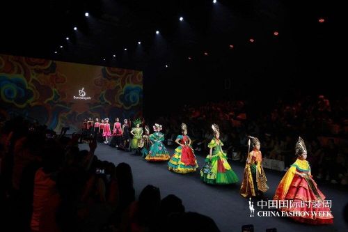 Mẫu nhí 10 tuổi gây chú ý tại Tuần lễ Thời trang Trung Quốc 2024