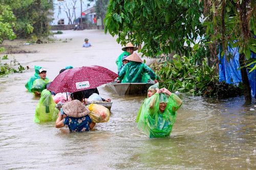 Thủ tướng: Chủ động cưỡng chế di dời người dân khỏi vùng lũ nguy hiểm