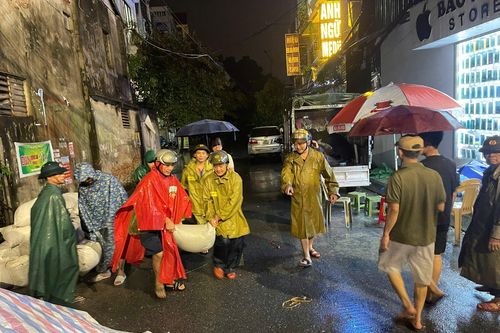 Người dân Hà Nam dựng 'lũy' ngăn nước lũ giữa đêm