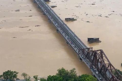 Hà Nội đề nghị phối hợp xử lý sà lan, tàu thuyền trôi dạt tự do