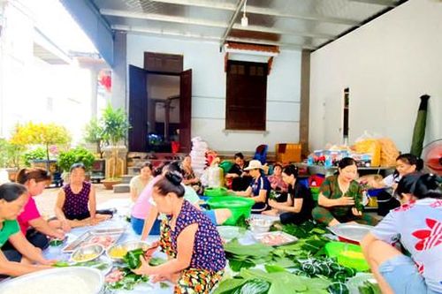 Phụ nữ Thủ đô xuyên đêm đồng hành khắc phục hậu quả mưa lũ