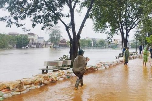 Thạch Thất tràn đê sông Tích, Mỹ Đức sông Đáy dâng cao tràn nhà dân
