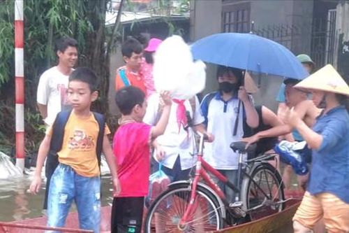 Thạch Thất: Học sinh vùng ngập được hỗ trợ tới trường bằng thuyền