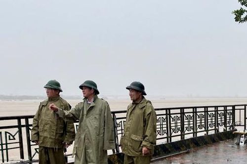Chủ nhiệm Ủy ban Kiểm tra Thành ủy Hoàng Trọng Quyết kiểm tra công tác ứng phó nước sông dâng cao ở Gia Lâm