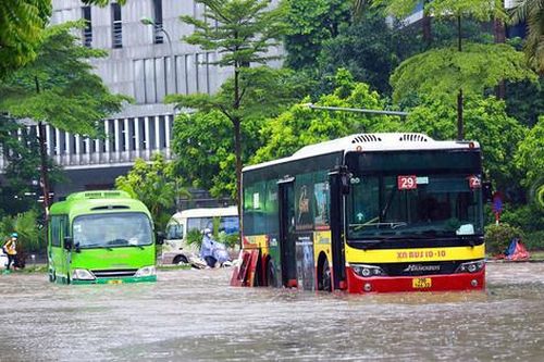 Hà Nội: 11 tuyến buýt phải điều chỉnh lộ trình do cấm đường, cấm cầu vì lũ
