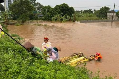 Nước dâng vượt mức báo động 3, tỉnh Nam Định ban bố tình trạng khẩn