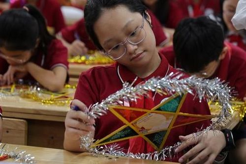Học sinh thủ đô gửi thông điệp yêu thương trên đèn ông sao tặng thiếu nhi Trường Sa