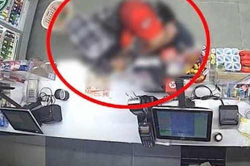 Kẻ xăm trổ cầm dao đe dọa nhân viên cửa hàng tiện lợi để cướp, lên kế hoạch trước 4 tháng