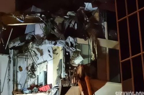 Tháo dỡ nhà nghiêng trên phố Hàng Gai trong đêm