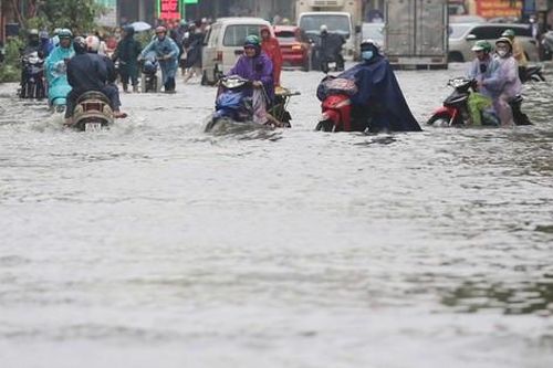 Cấm đường, nút giao thông tại Hà Đông do ngập sâu