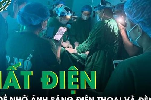 Ngoạn mục 15 bác sĩ thực hiện thành công ca mổ đẻ trong điều kiện mất điện