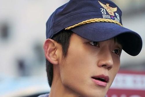 Đang là 'Con Trai Bạn Mẹ' ngọt ngào, Jung Hae In lại phân thân làm cảnh sát