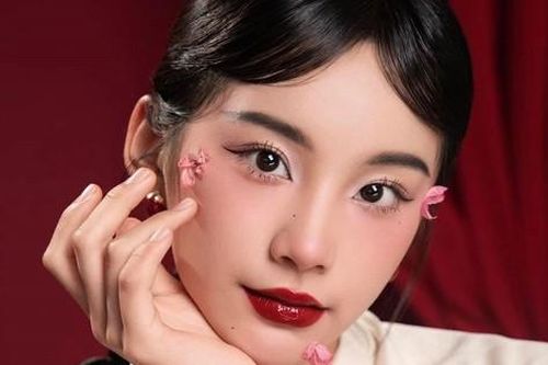 Chi tiết bất thường trong clip gần đây của Thu Hà Ceri (Đi Giữa Trời Rực Rỡ)