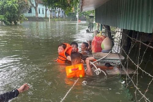 Hà Nội: Huy động hơn 40 xe tải và xuồng hơi hỗ trợ người dân vùng lũ