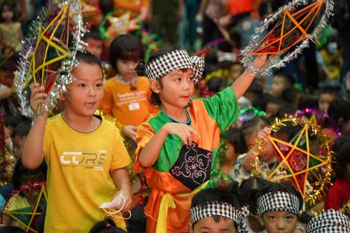 Tổ chức Trung thu cho trẻ em phù hợp, nhất là các vùng ảnh hưởng bão lũ