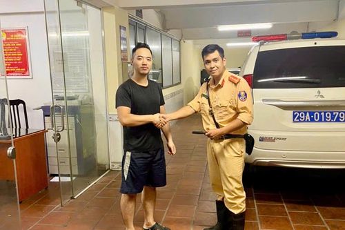 Cảnh sát giao thông trao trả tài sản thất lạc cho người dân trong ngày mưa bão