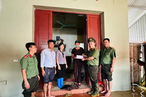 An ninh Thủ đô trao những phần quà ý nghĩa tới người dân, chiến sỹ vùng ngập sâu ở Sóc Sơn