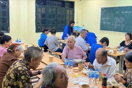 Trường học tại Hà Nội thành điểm sơ tán dân tránh lũ
